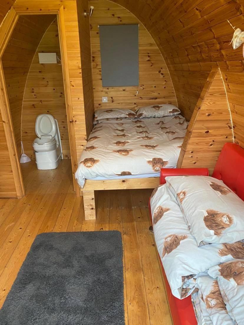 Meadow Glamping Hotel Carmarthen Bagian luar foto