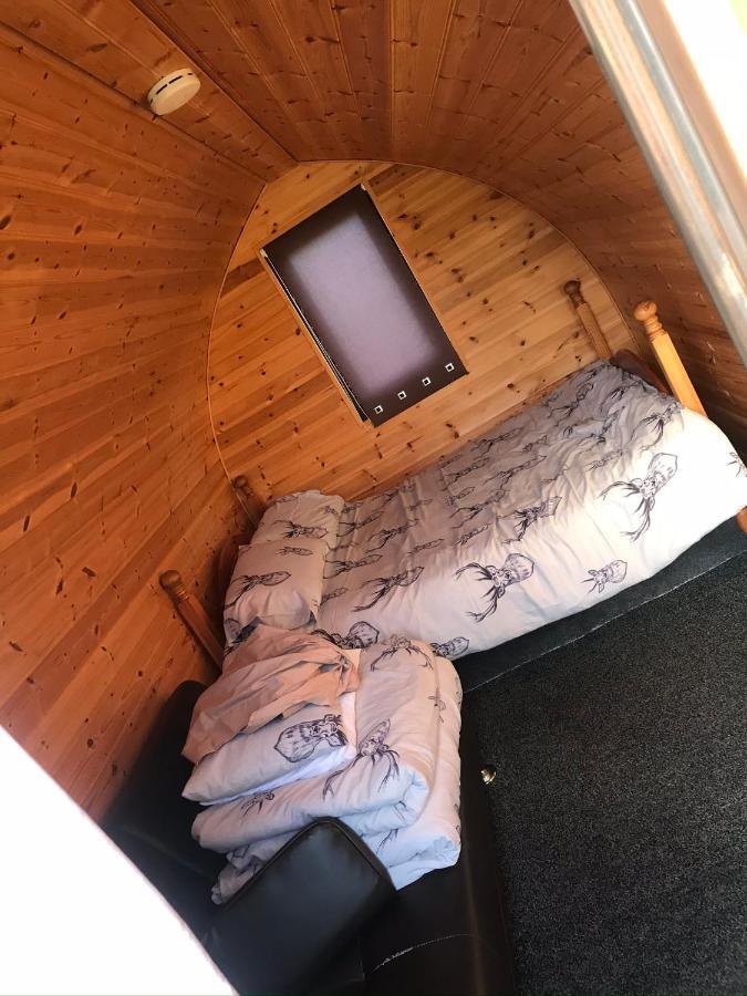 Meadow Glamping Hotel Carmarthen Bagian luar foto